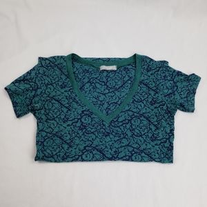 🟢 FREE WITH ANY PURCHASE OVER $10. Delia's V-Neck T-Shirt